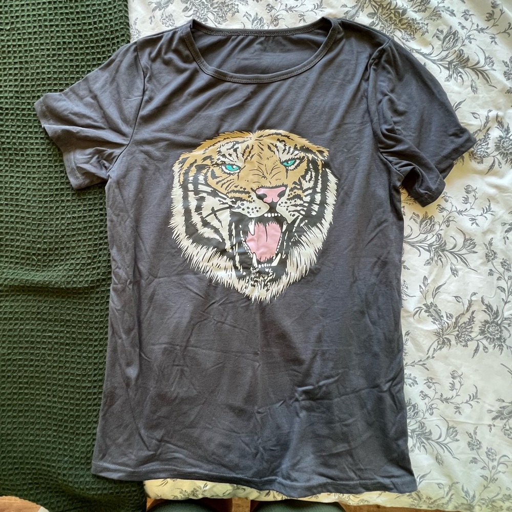 Graphic tee. Women’s M